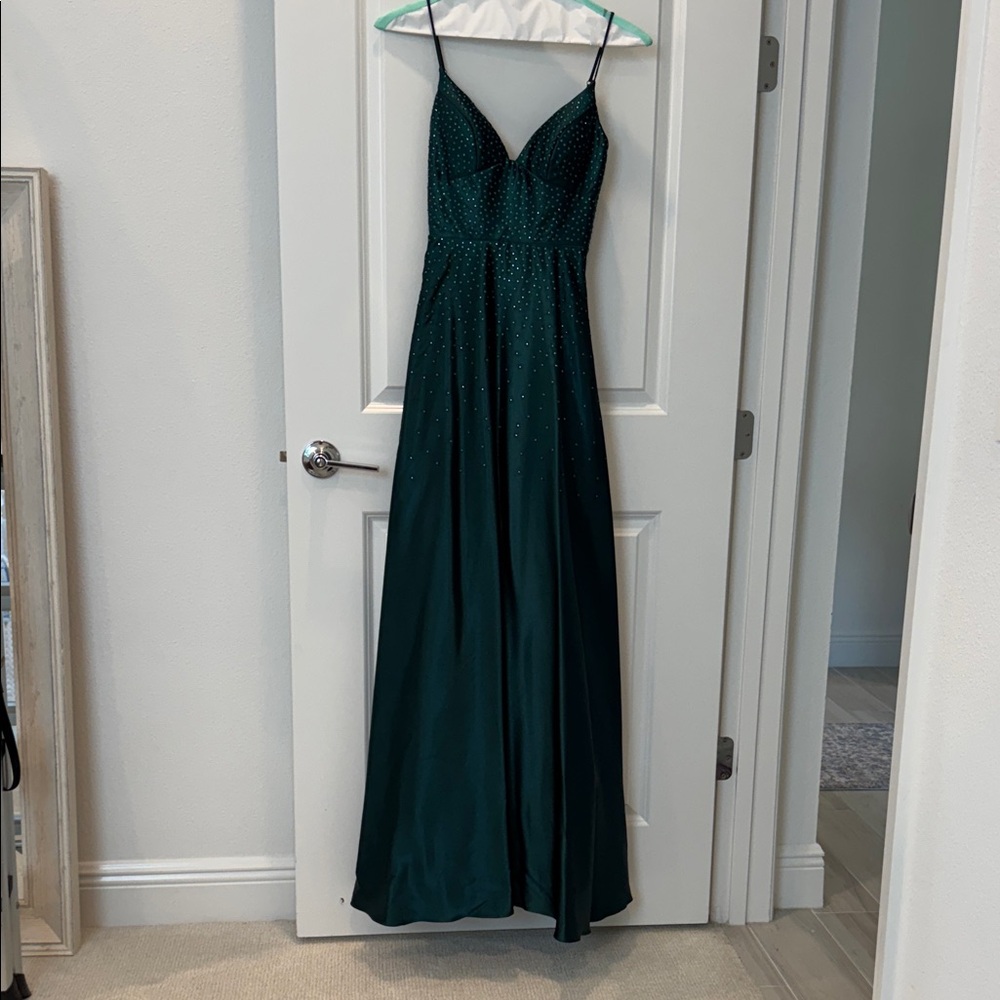 Elegant Green Evening Gown with Spaghetti Straps